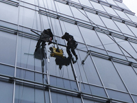 Завершение замены стеклопакета в офисе высотного здания